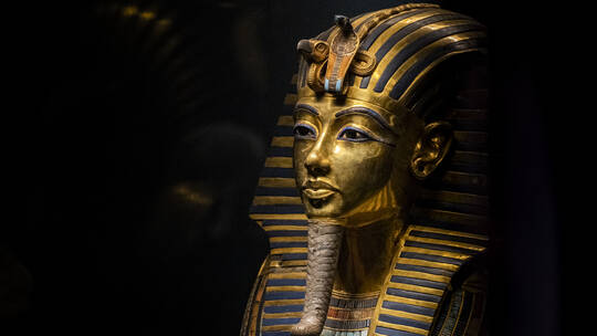 الكشف عن عبارة صادمة ومرعبة مكتوبة على القناع الذهبي للفرعون المصري توت عنخ آمون؟ لن تصدق ما هي