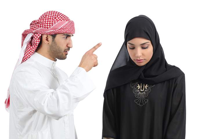 لن تصدق ماذا فعلت؟ سعودي كشف ما فعلته زوجته مع أصدقائه فجن جنونه وطلقها فورا !!