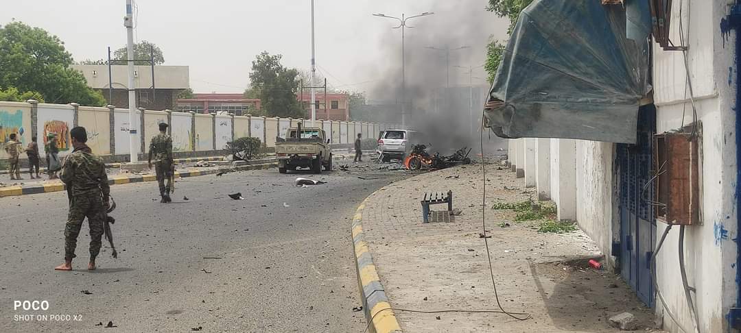 اليمن : انفجار يستهدف موكب قائد أمني في عدن ومصدر طبي يكشف حصيلة اولية للضحايا 
