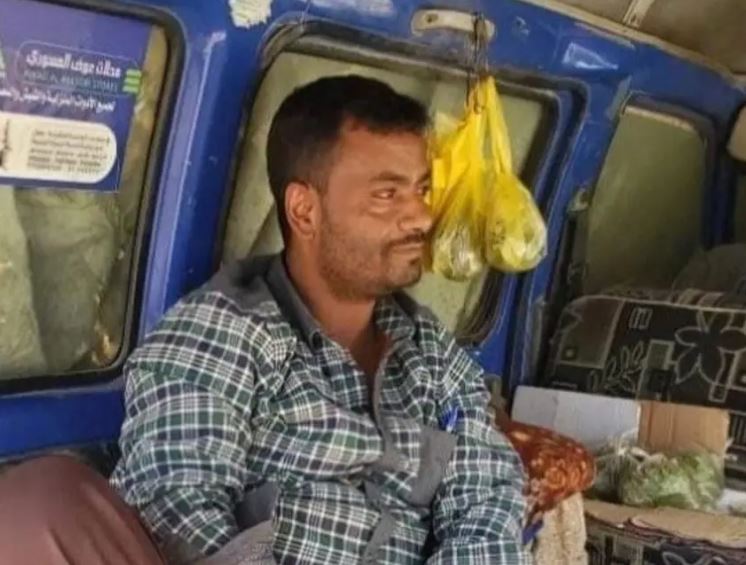 تحول  أهم مخرج صحفي  إلى بائع قات في احد الأسواق  و الغضب يعم ارجاء اليمن  .. صورة