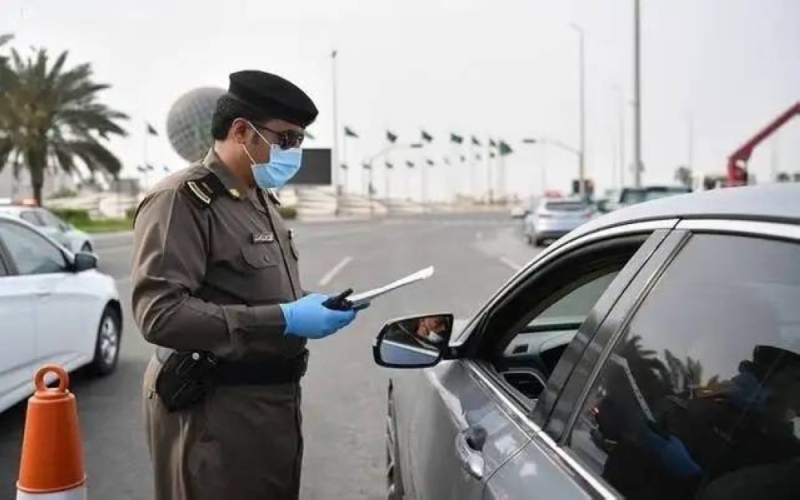 تخلص منه فورا..السعوديةغرامة مالية لكل مواطن يوجد داخل سيارته هذا الشئ.. تعرف عليه الآن