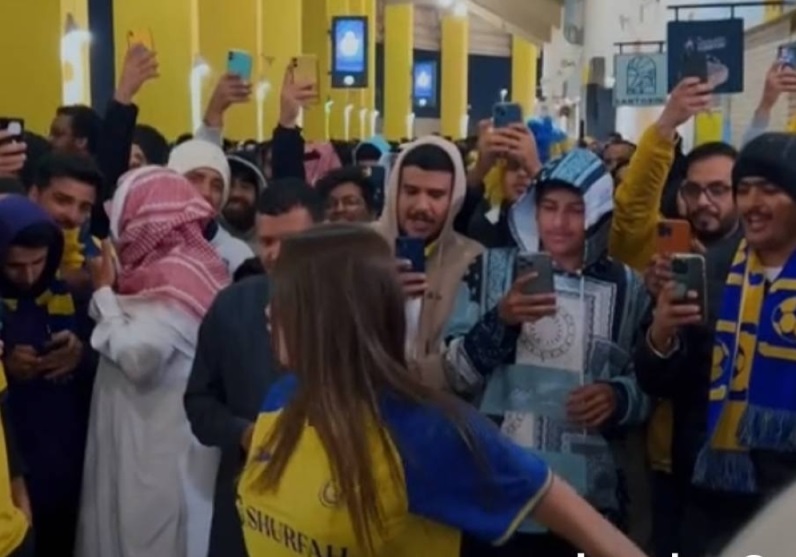 شاهد ..عاشقة رونالدو بالسعودية تظهر بملابس رياضية مثيرة وتجمهر كبير حولها بأحد مراكز التسوق بالمملكة