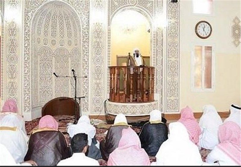 شاهد إمام مسجد سعودي يفقد أعصابه أثناء إلقائه خطبة : الله يأخذني إذا أتيت مرّه ثانية أخطب فيكم