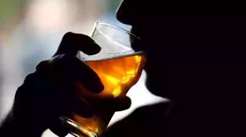 شاهد خبير سعودي يشعل المملكة بما قاله عن فوائد شرب الخمور..تفاصيل مفاجئة!
