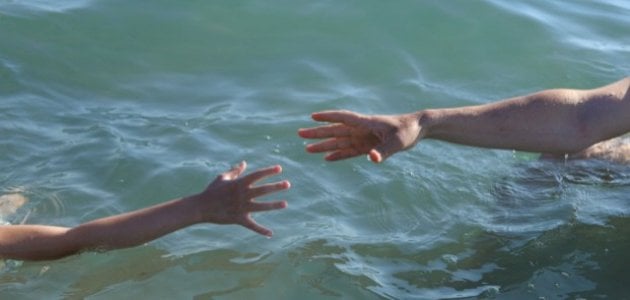 شاهد كيف عاش صياد سعودي لحظات من الخوف والقلق في وسط البحر لمدة 18 ساعة
