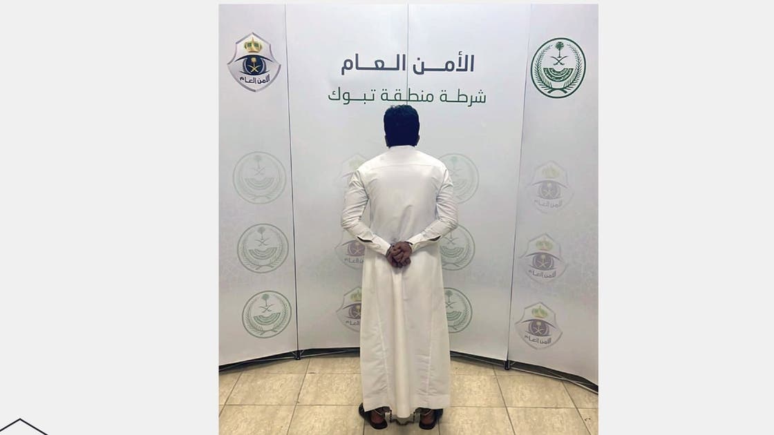 شاهد بالفيديو .. مواطن سعودي يقوم بهذا الأمر الفاضح مع سيدة في مكان عام والشرطة تقبض عليه 