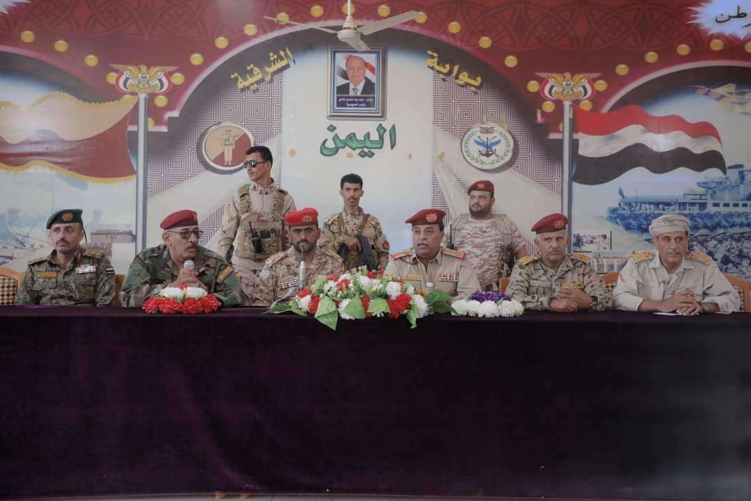 فضيحة مدوية .. شاهد رفع صور الرئيس السابق هادي بالمهرة بدلآ عن العليمي أثناء هذا الأمر!