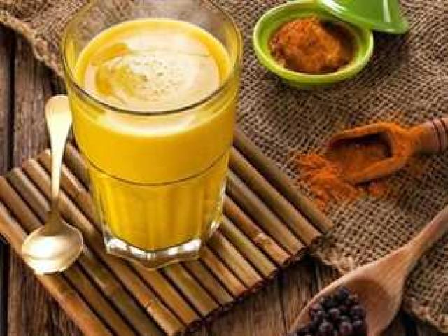 فتاة ادهشت العالم عندما روت تجربتها التي وصفت بالمعجزة عند تناولها لمدة شهر مشروب الكركم كل صباح على معدة فارغة .. لن تصدق ماذا حدث !