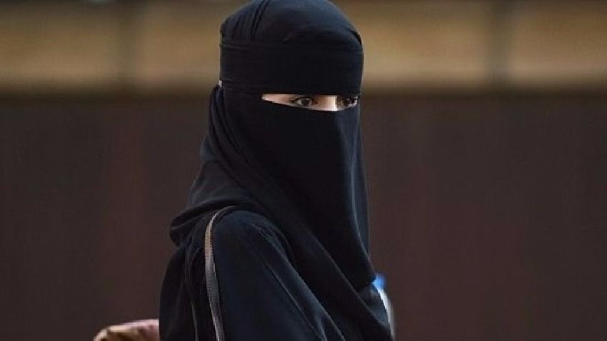 بجرأة وبدون خجل :شاهد سيدة سعودية تعترف بالسبب الذي يجعلها دائماً ترفض النوم مع زوجها !