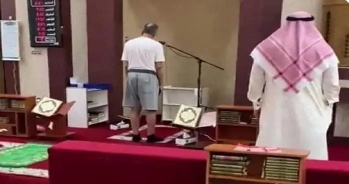 يؤذن بالشورت في الكويت
