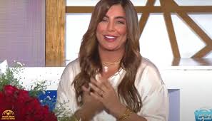 مذيعه شهيرة في قناة MBC تستضيف شابا وسيما لتعلن الزواج منه.. لن تصدق من يكون ؟