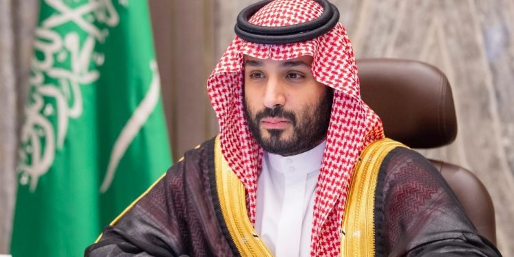 مفاجأة تاريخية يفجرها الامير محمد بن سلمان جعل أمريكا وروسيا يُقبلون يده 